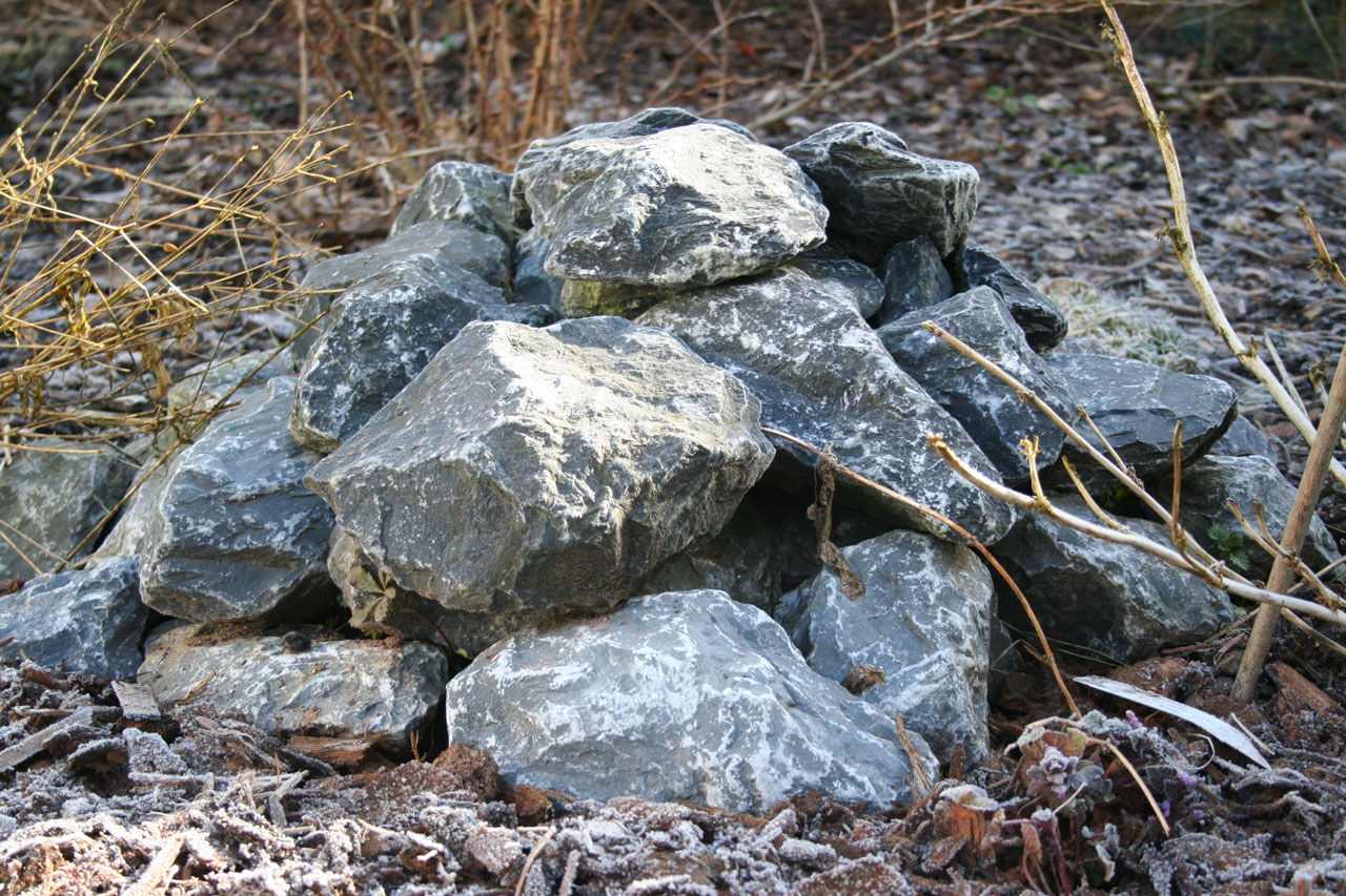 Kleiner unbewachsener Steinhaufen
