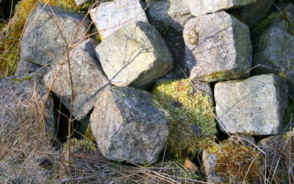 Gesammelte Steine ergeben einen Lesesteinhaufen